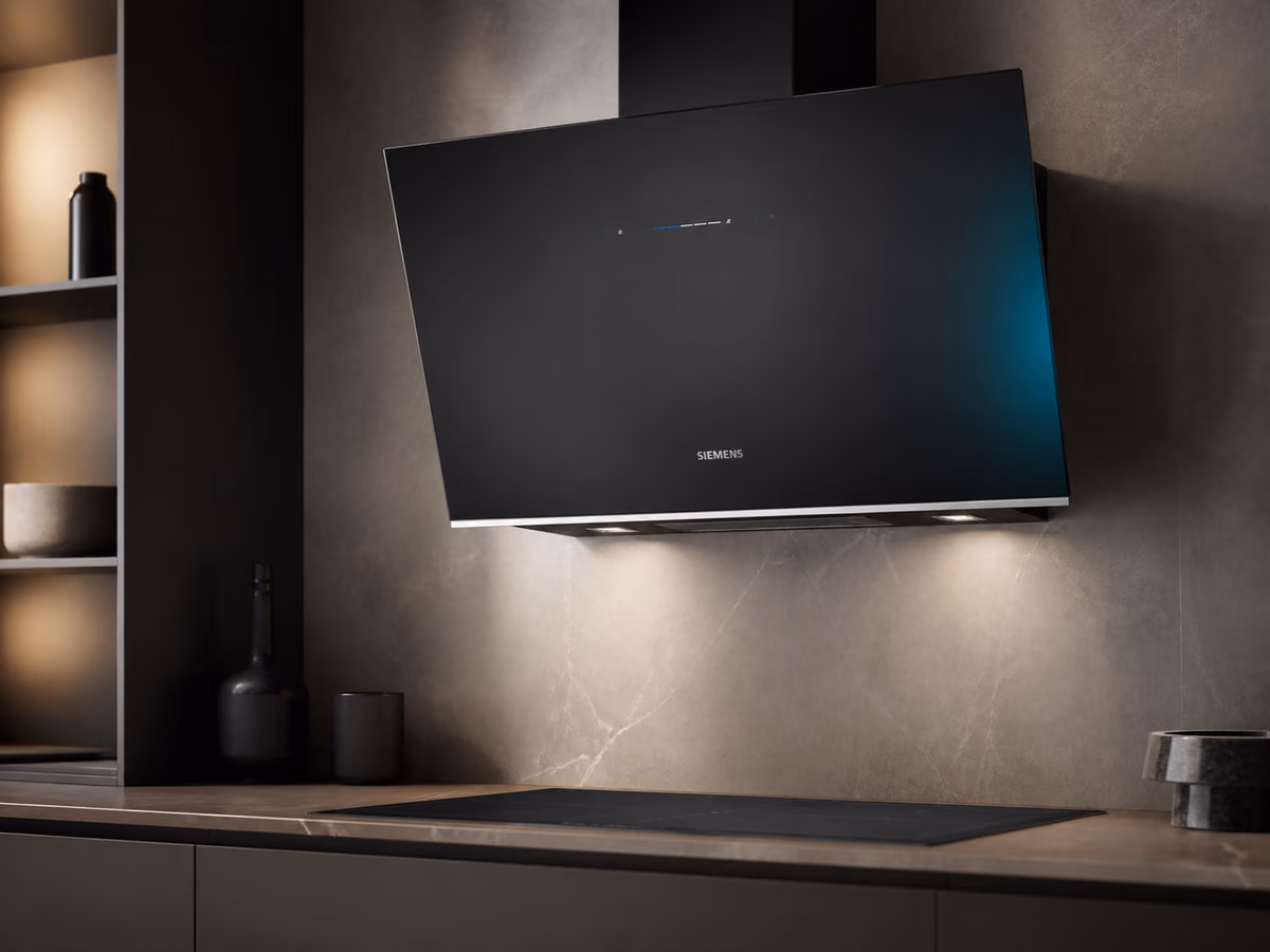Ilustración editorial representativa de campana Siemens LC91KLT60 en una cocina contemporánea