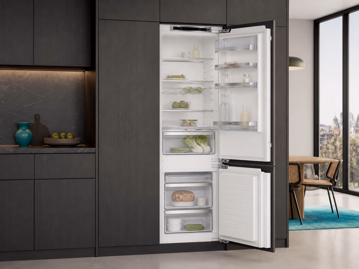 Ilustración editorial representativa de frigorífico Siemens de la familia KI86SAFE0 en una cocina contemporánea