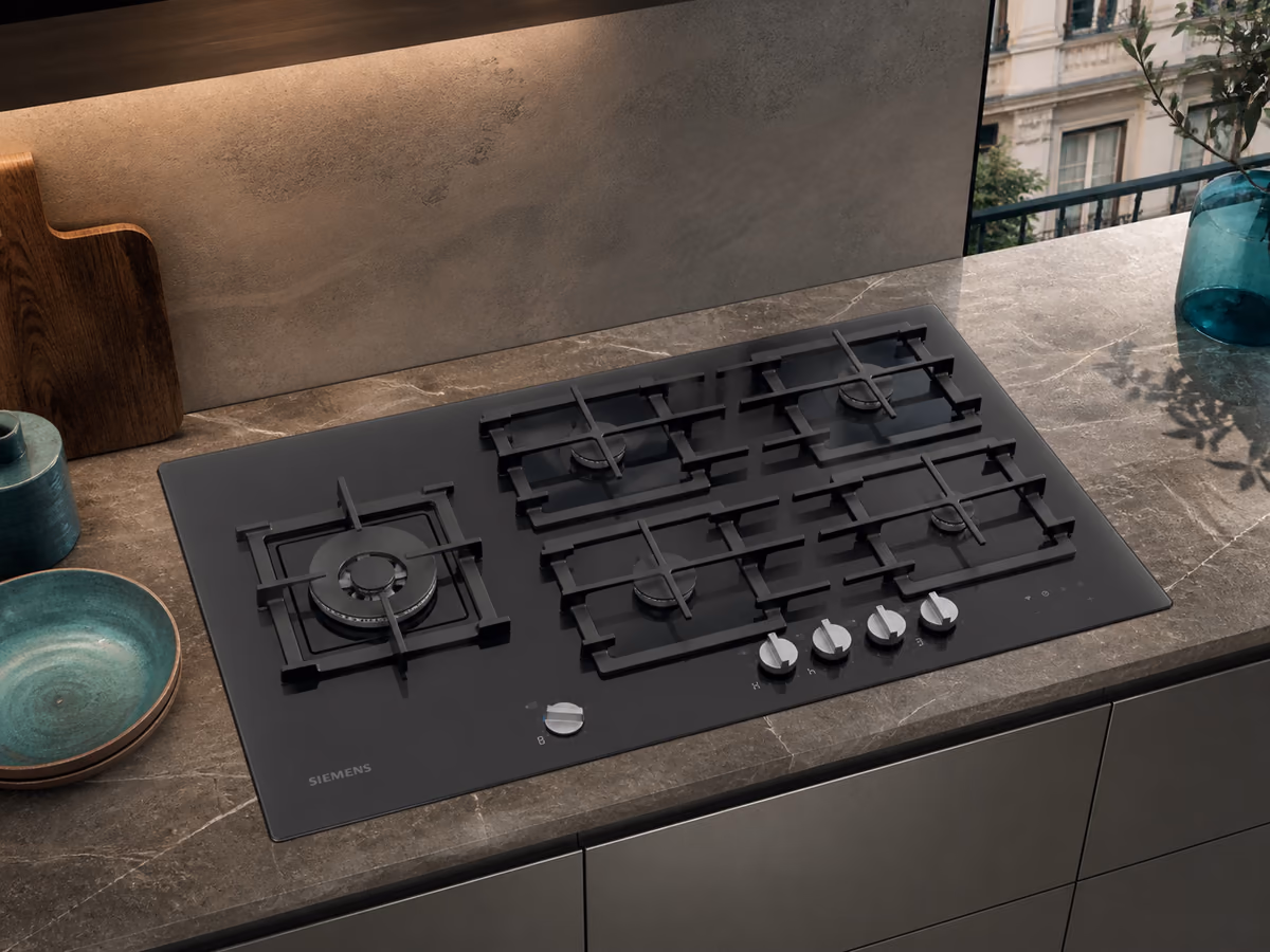 Ilustración editorial representativa de placa de gas Siemens ER9A6SH40 en una cocina contemporánea