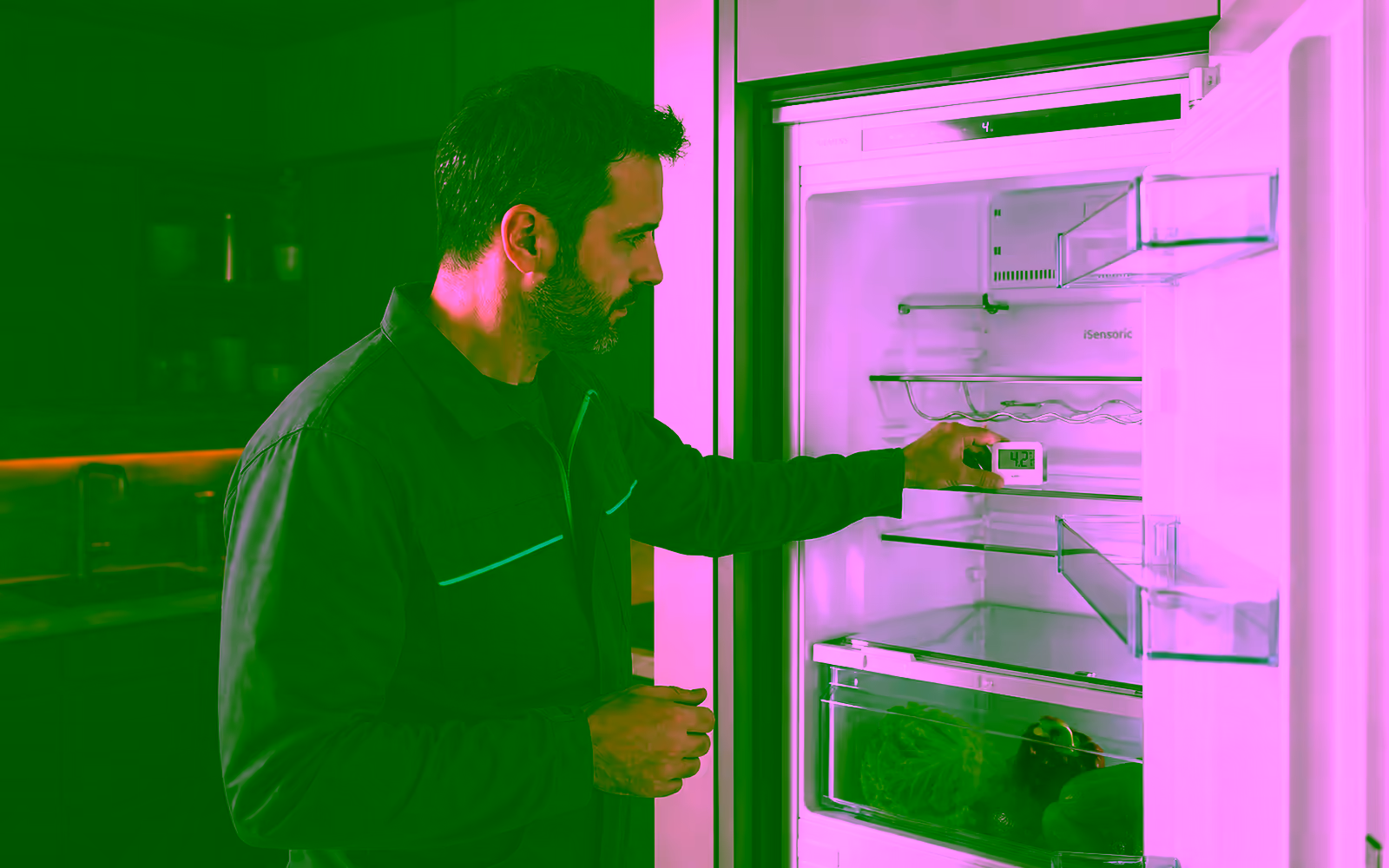 Ilustración editorial de un técnico independiente midiendo la temperatura de un frigorífico Siemens en Barcelona