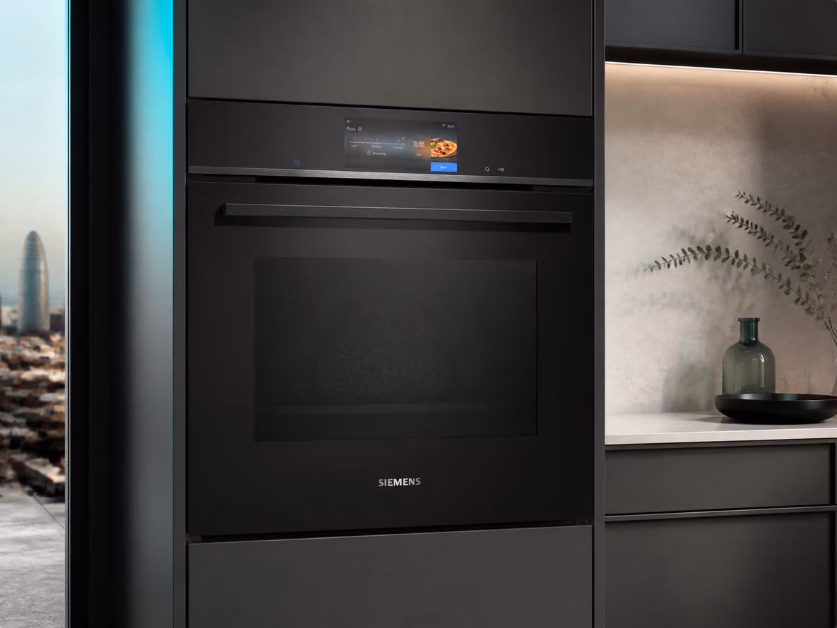 Ilustración editorial representativa de horno Siemens HB778G9B1 en una cocina contemporánea