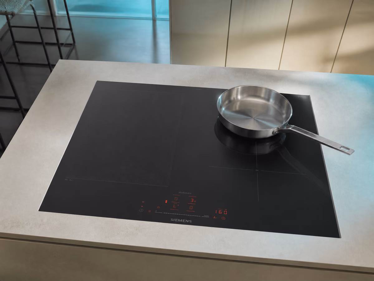 Ilustración editorial representativa de placa de inducción Siemens EX677HEC1E en una cocina contemporánea
