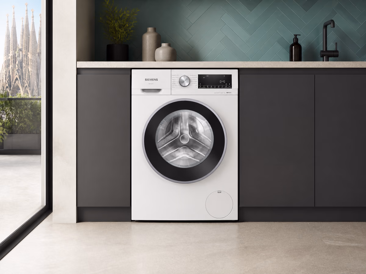 Ilustración editorial representativa de lavadora Siemens WG54G2Z0ES en una cocina contemporánea