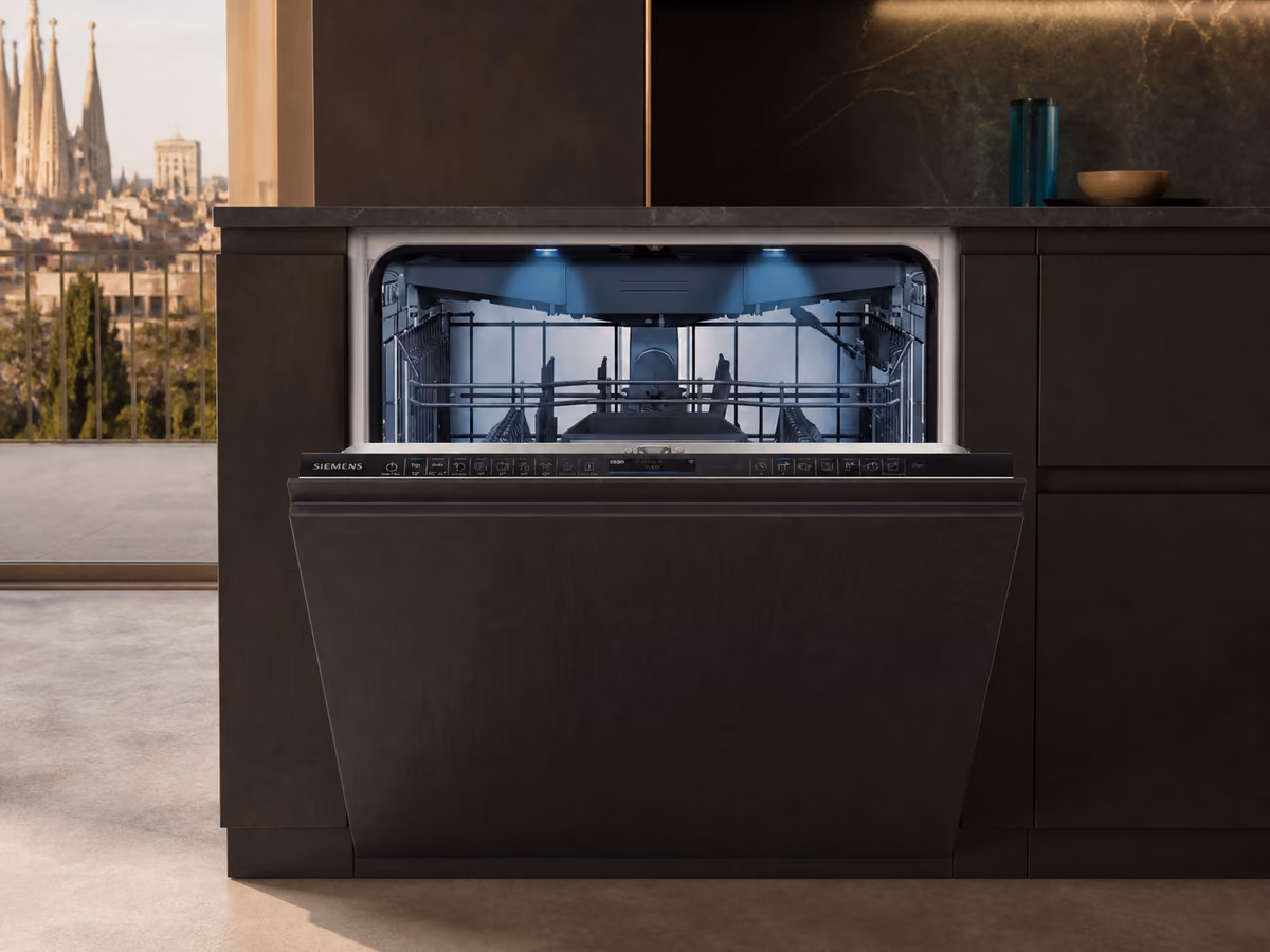 Ilustración editorial representativa de lavavajillas Siemens SN87TX02CE en una cocina contemporánea