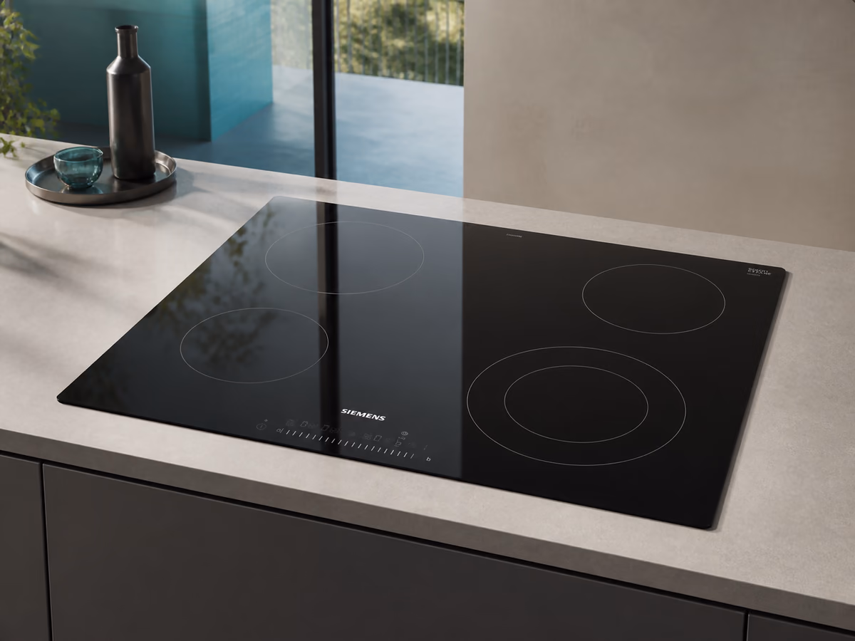 Ilustración editorial representativa de vitrocerámica Siemens ET631FFP8E en una cocina contemporánea